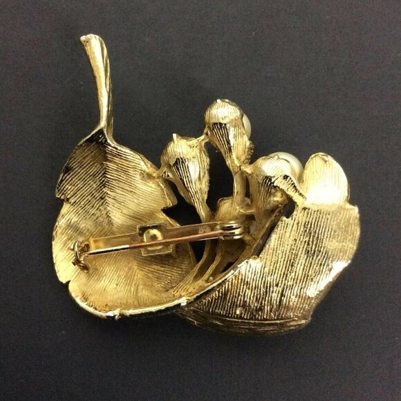 Vintage Goldtone Fallen Leaf & Imitation Pearl Brooch Pin - Picture 4 of 4
